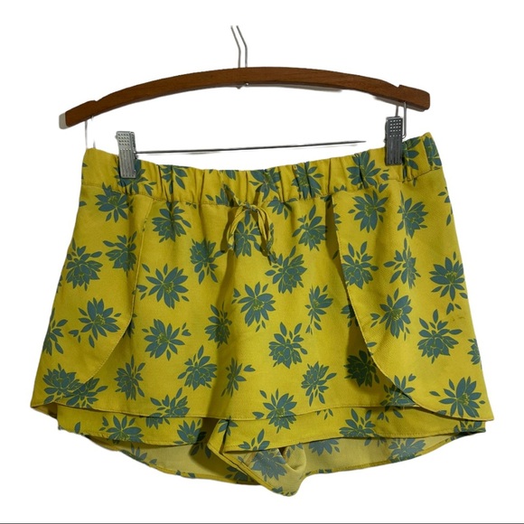 Zara yellow palm trees shorts elastic waist. Size medium/large. Yellow green - Picture 2 of 7